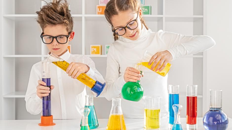 Twee kinderen met reageerbuizen