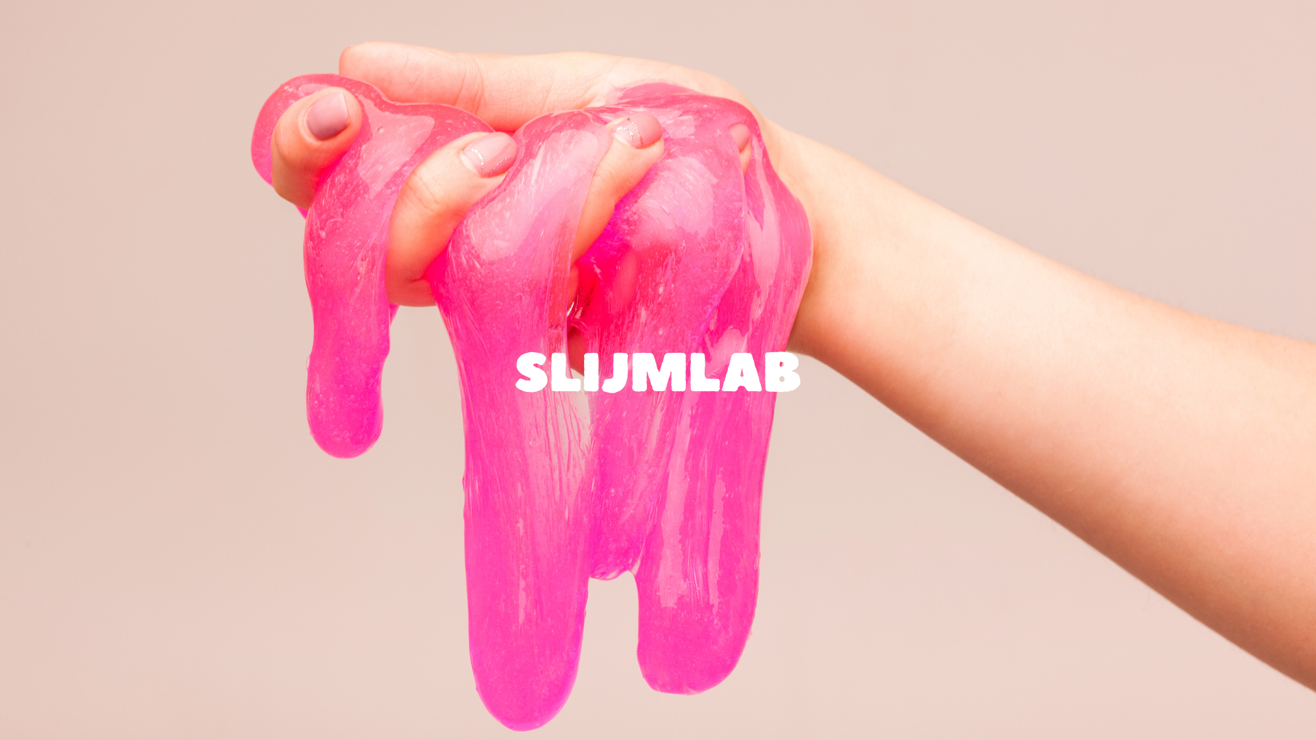 hand met roze slijm